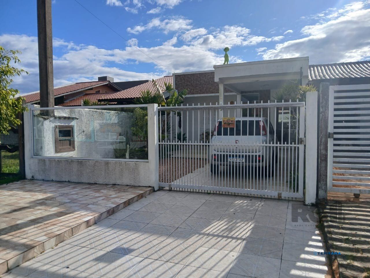 Casa de 2 dormitórios, com banheiro social, e um living em 2 ambientes, com banheiro Social, e cozinha com área de serviço, mais um patio pra 3 carros, e uma piscina nos fundos...