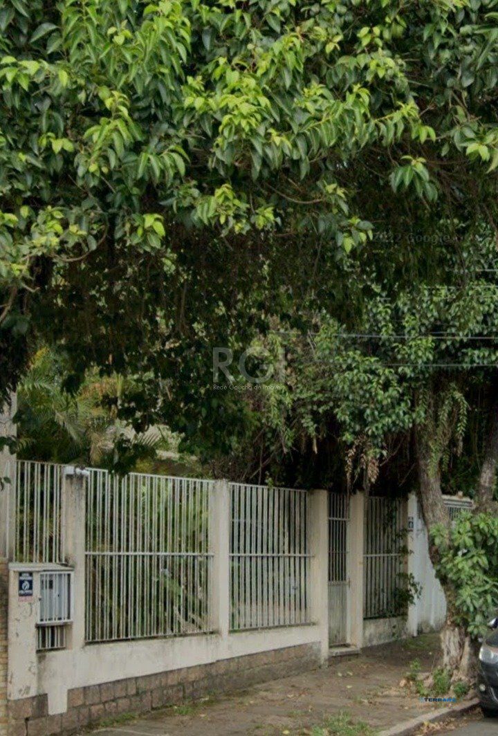 Casa com quatro (4) dormitórios,  duas (2) vagas de garagem, no bairro Passo da Areia em Porto Alegre.