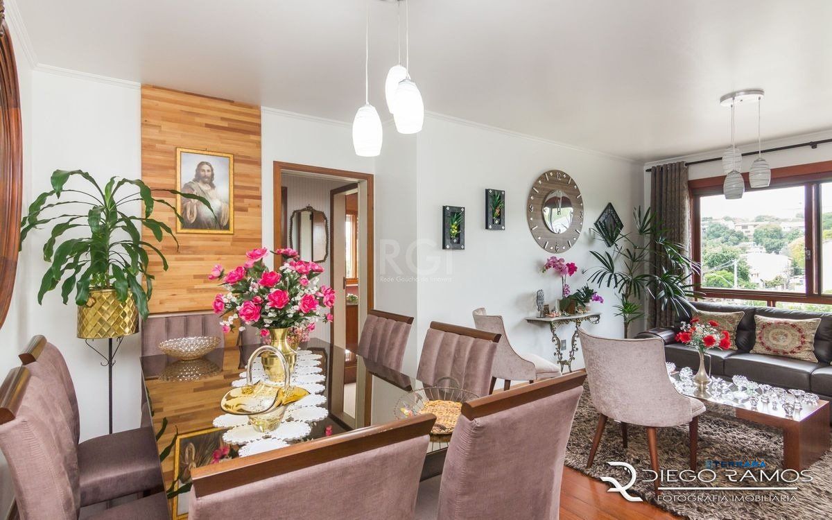 Apartamento de 2 dormitórios ,80 M² com possibilidade de transformação em 3 dormitórios. Living: Para dois ambientes e estar íntimo. Copa-Cozinha: Funcional e bem equipada. Ampla Área de Serviç