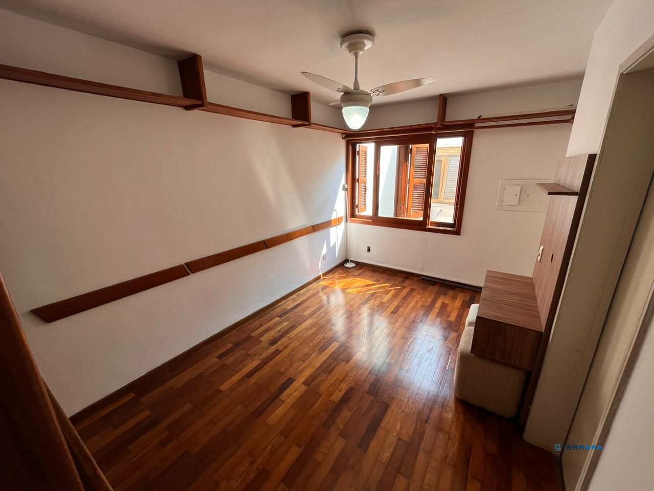 Apartamento de dois quartos e uma vaga de garagem no bairro Petrópolis em POA/RS
