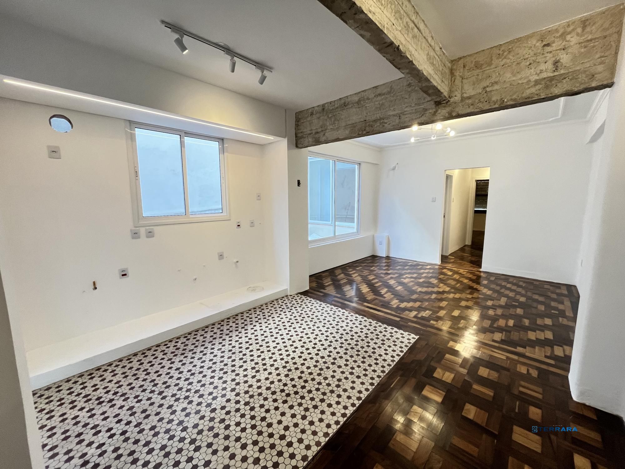 Apartamento reformado de 2 quartos no bairro Moinhos de Vento em POA