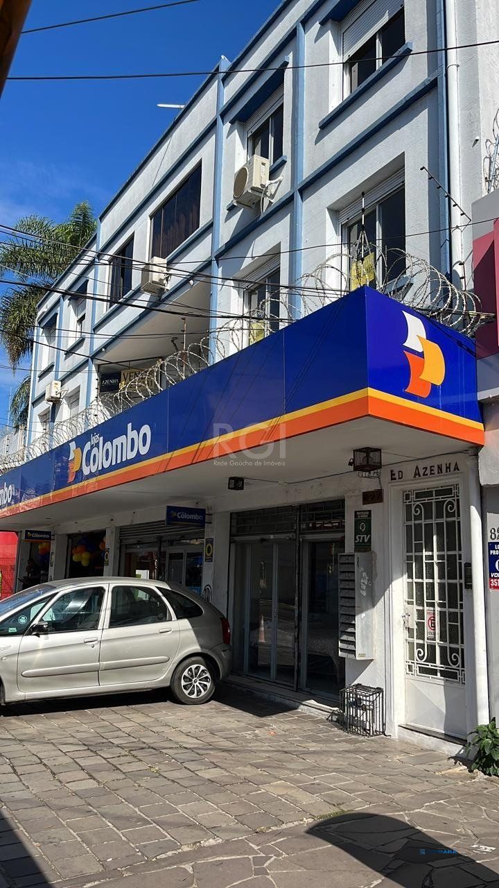 Apartamento de dois dormitórios, banheiro e sala no bairro Azenha Porto Alegre.