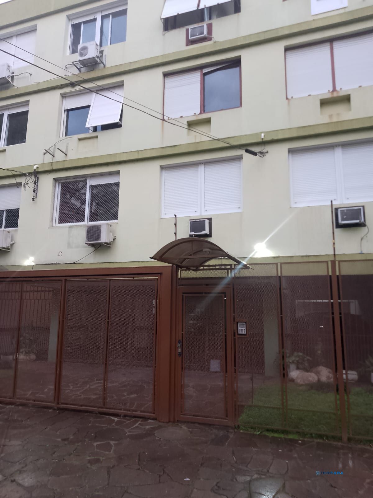 Apartamento de 2 quartos, suíte e 1 vaga de garagem no bairro Santana em POA/RS