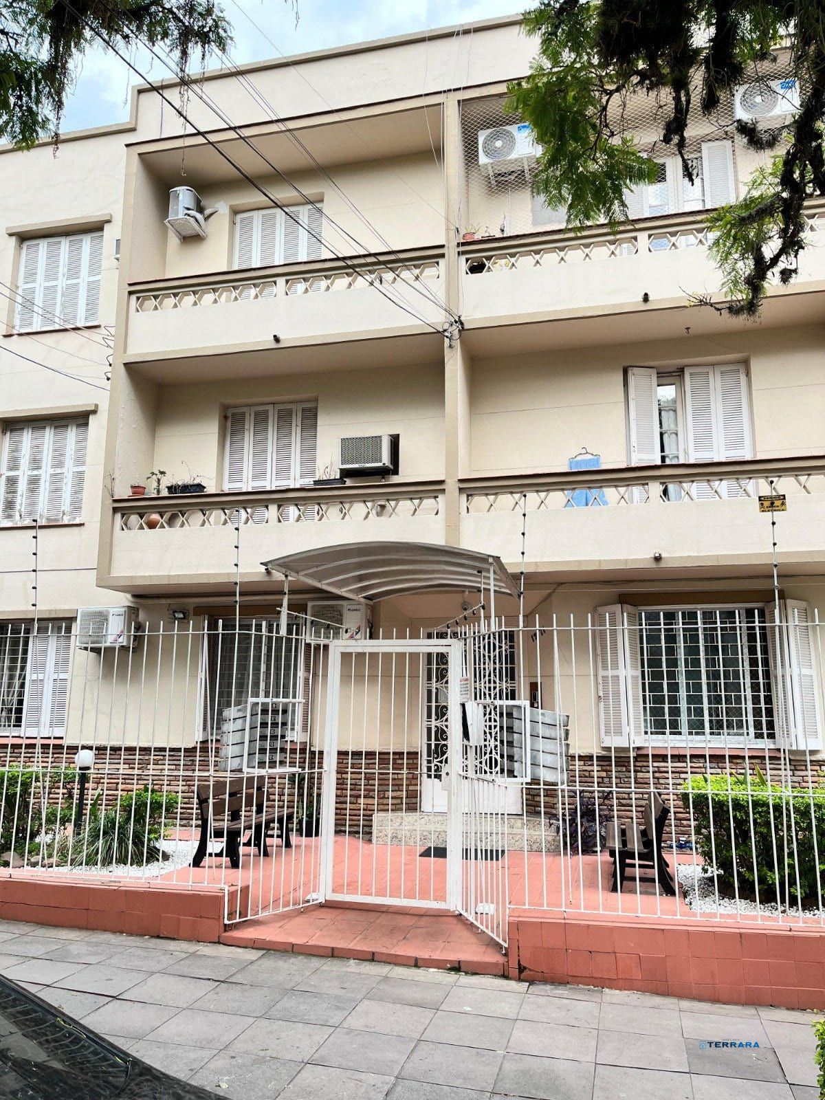 Apartamento de 2 quartos e 2 banheiros no bairro Menino Deus em Porto Alegre