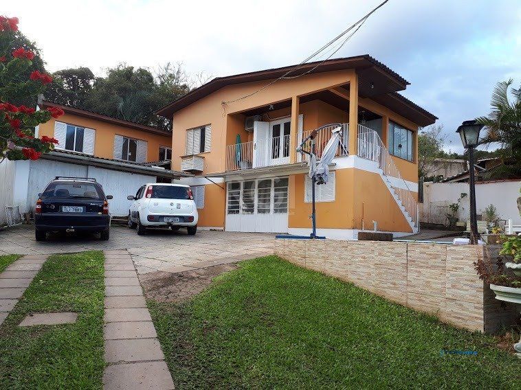 Casa com 4 dormitórios no bairro Vila Nova
