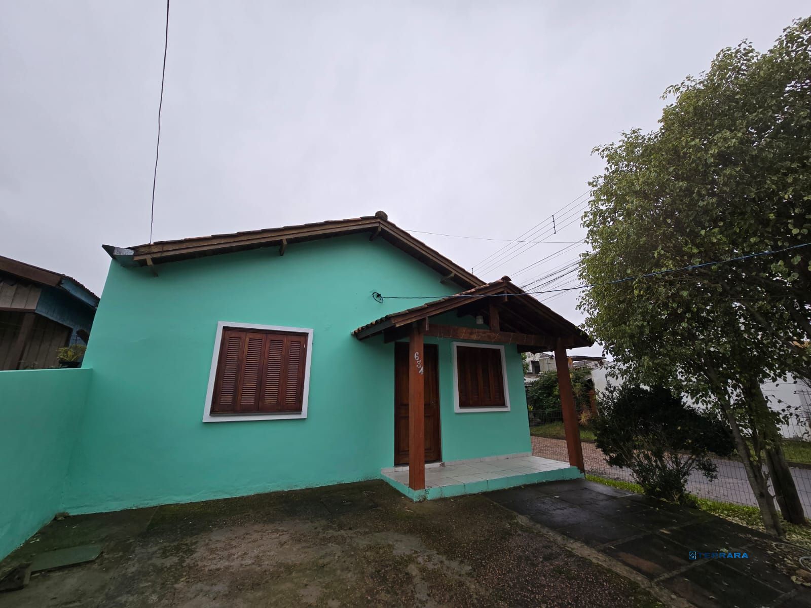 Casa de esquina no bairro Hípica - 2 dormitórios