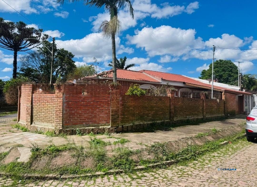 Casa no bairro Guarujá - 3 dormitórios - 1 suíte