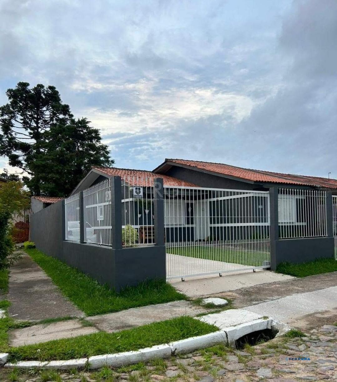 Casa no bairro Hípica - 4 dormitórios