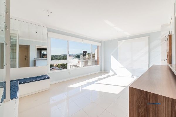 Vende-se apartamento com 2 quartos (1 suíte), 74m² e 2 vagas – Petrópolis