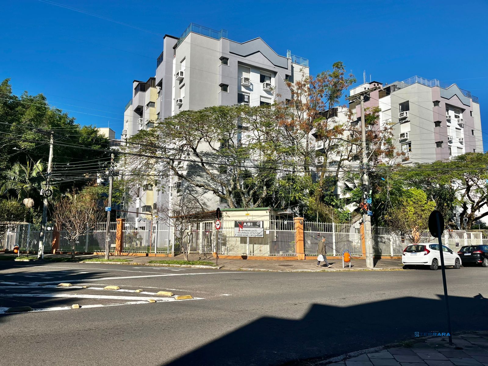 Apto 03 dorm com suíte, térreo, 02 vagas e depósito no Cristo Redentor