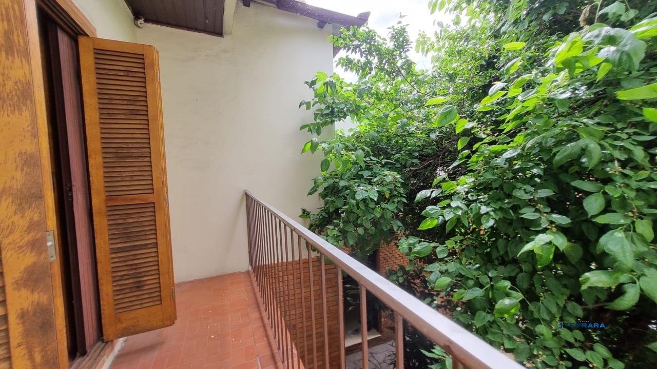Casa estilo sobrado para venda de 3 dormitórios  com  2 vagas de garagem no bairro Cidade Baixa em Porto Alegre/RS.