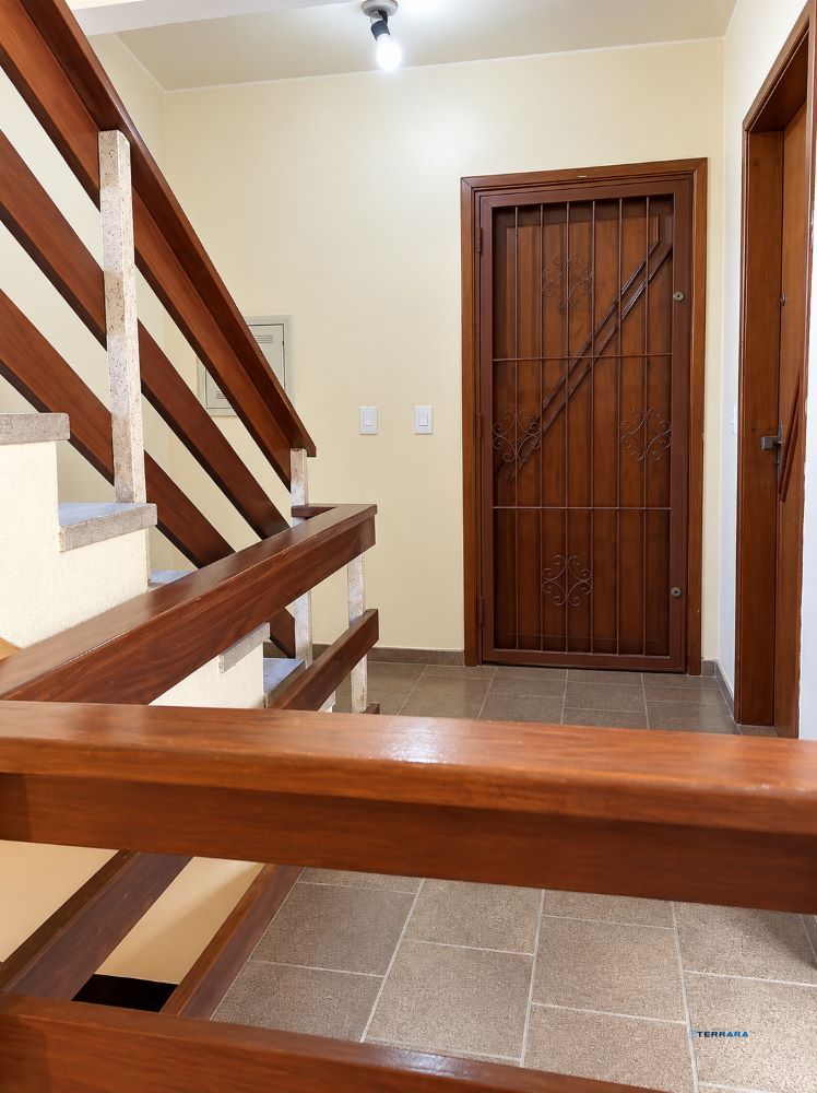 hall-escadaria-porta-apartamento