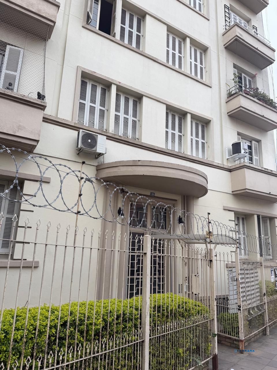 Apartamento de 3 quartos e 2 banheiros, desocupado e pronto para morar