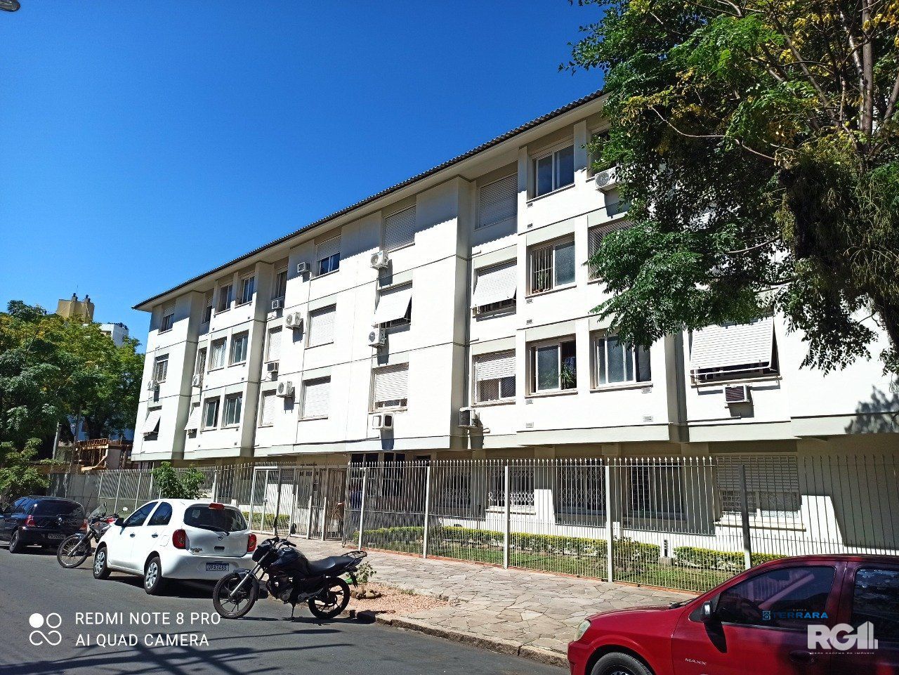 Apartamento de 2 dormitórios, banheiro social, sala, cozinha e área de serviço integrada.