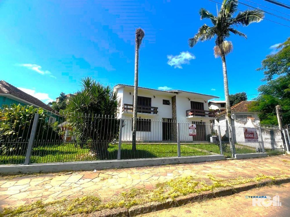 Casa com 351,60m2 de área construída em propriedade de 743m2 no Bairro Jardim Carvalho.
