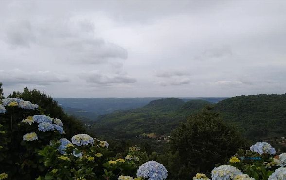 Terreno de 800m² no loteamento Vale dos Pinheiros, em Gramado, RS