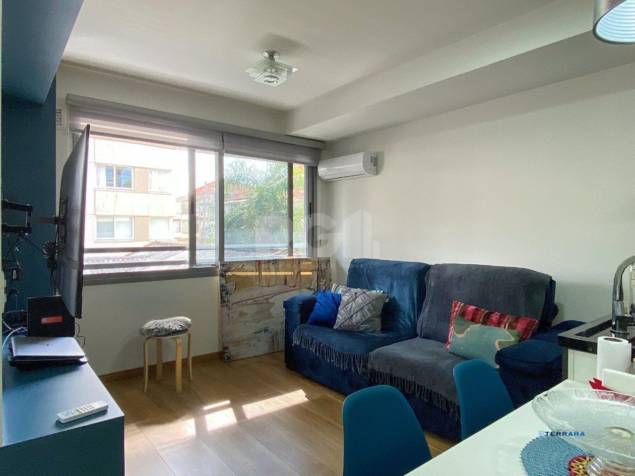 Apartamento em prédio premiado, totalmente montado, no miolo do Menino Deus