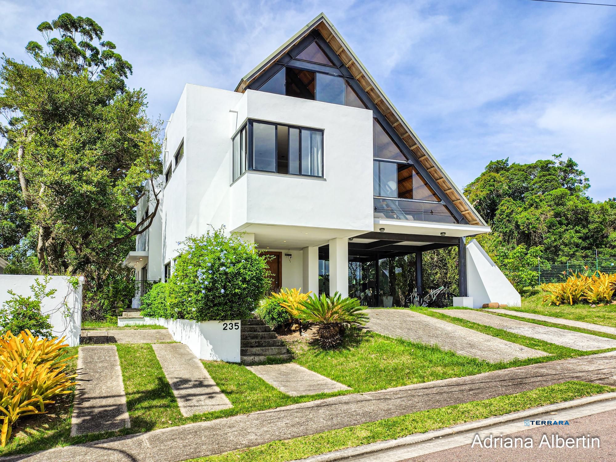 Casa com 395m² e vista para o Guaiba
