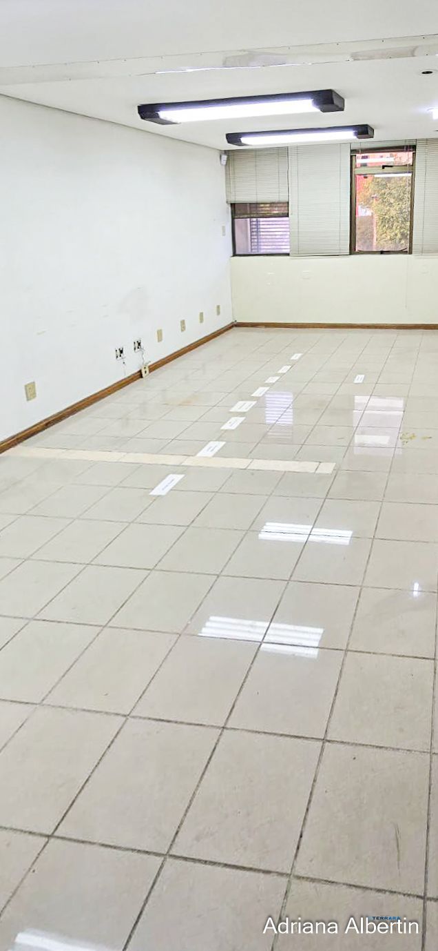 Prédio comercial com 239m²