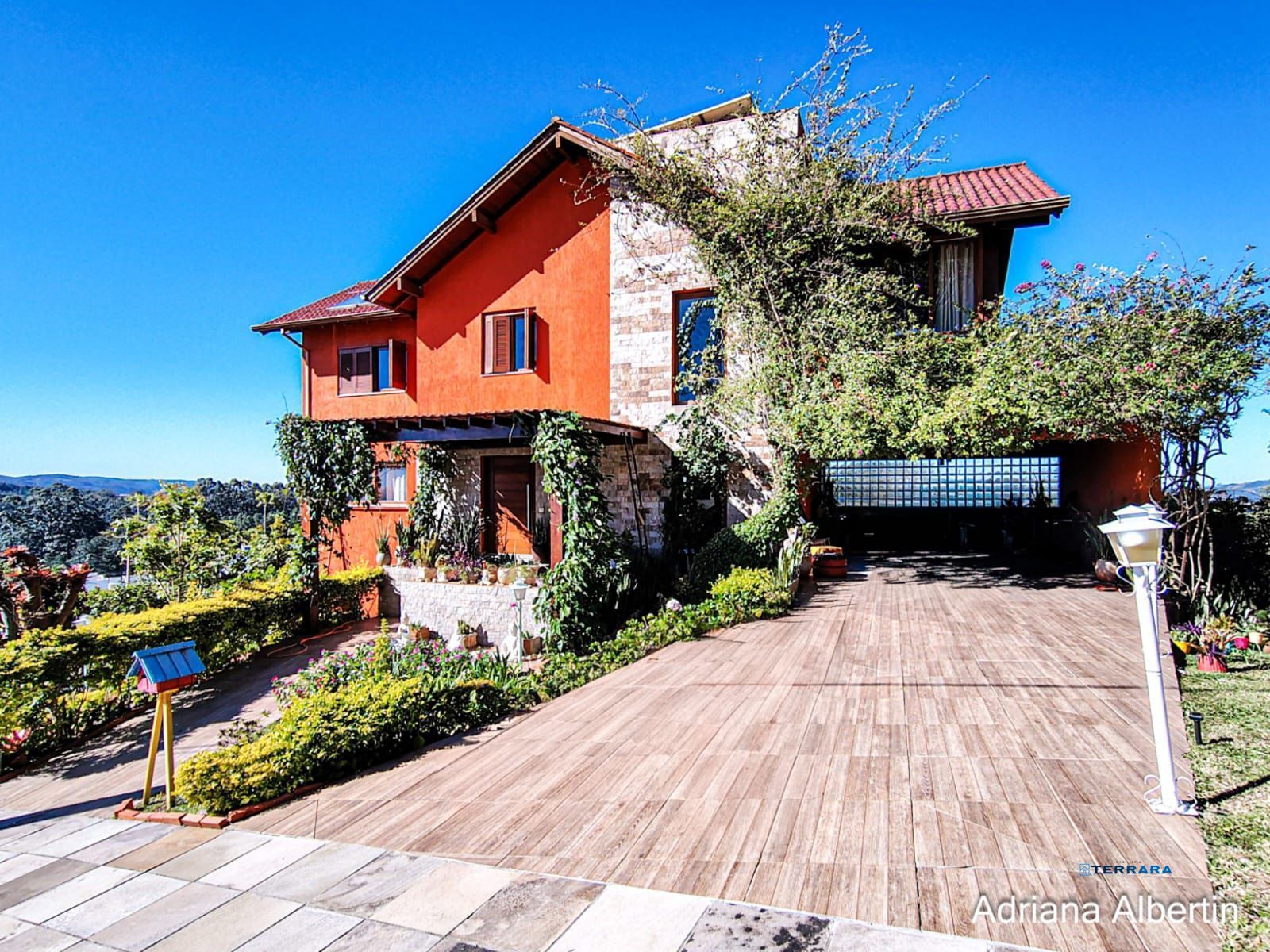 Casa estilo sítio no Alphaville Porto Alegre | Lago com carpas, pomar e vista permanente para o verde