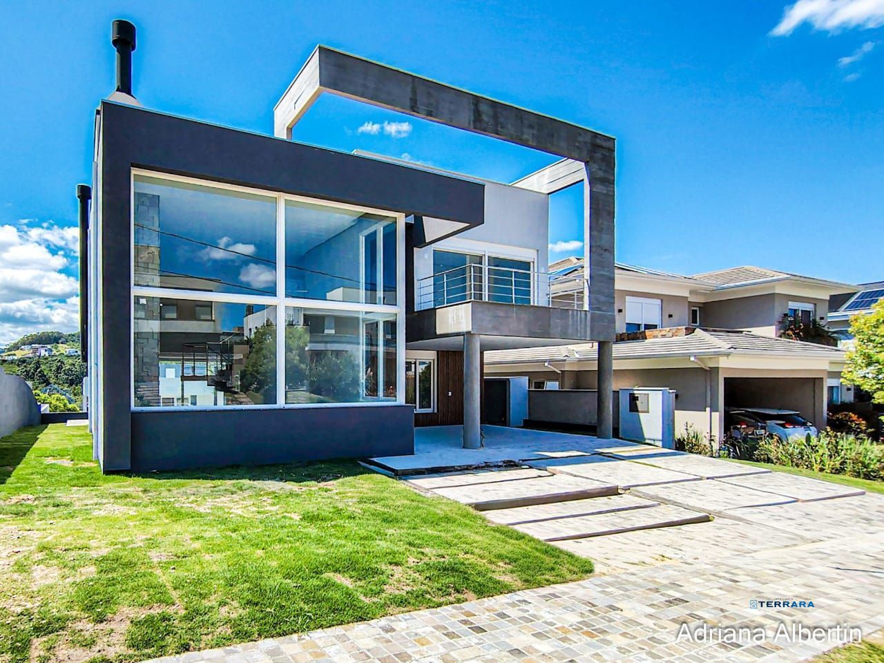 Casa em Alphaville com 3 suítes e pátio amplo