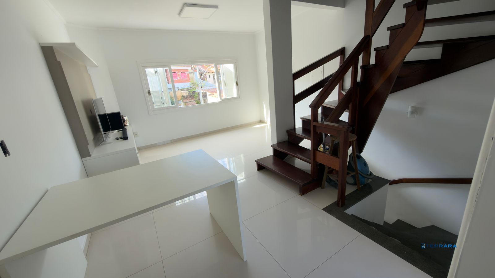 Casa com 02 quartos e 02 vagas no Bairro Jardim Itu em Porto Alegre
