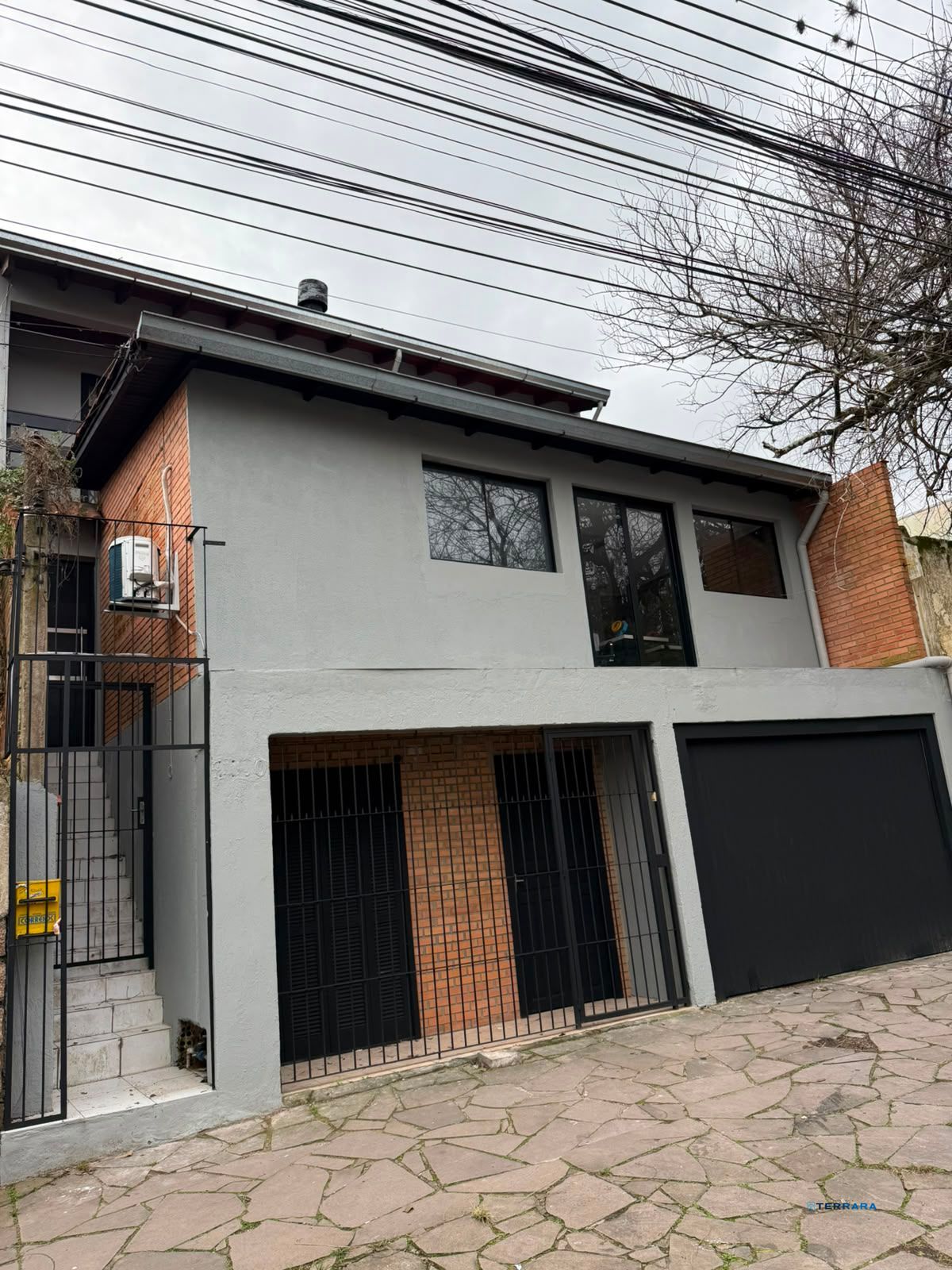 Casa com 03 quartos e 02 vagas de garagem