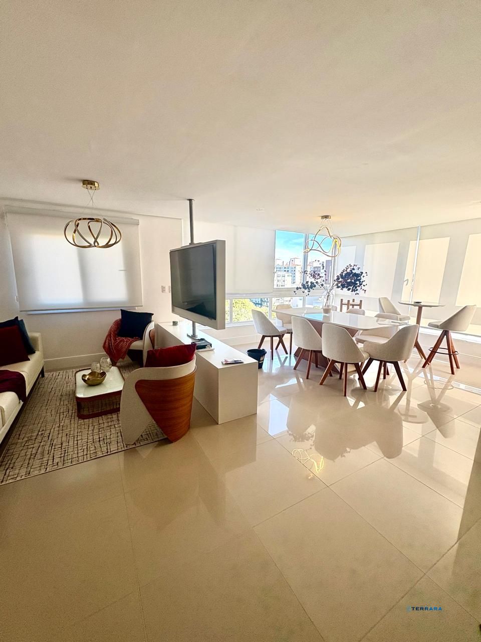 Apartamento à venda no Bairro Tristeza – Mobiliado. Lindo apartamento de 3 dormitórios, transformado em 2 dormitorios, sendo 1 suíte, com excelente distribuição dos ambientes.