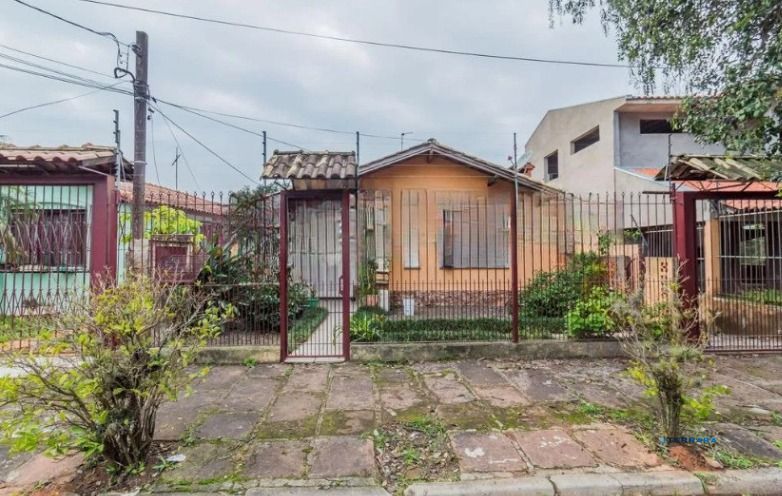 Casa de 3 dormitórios , com suíte , banheiro social , 2 apartamentos de 1 dormitório nos fundos , vaga para 3 carros !