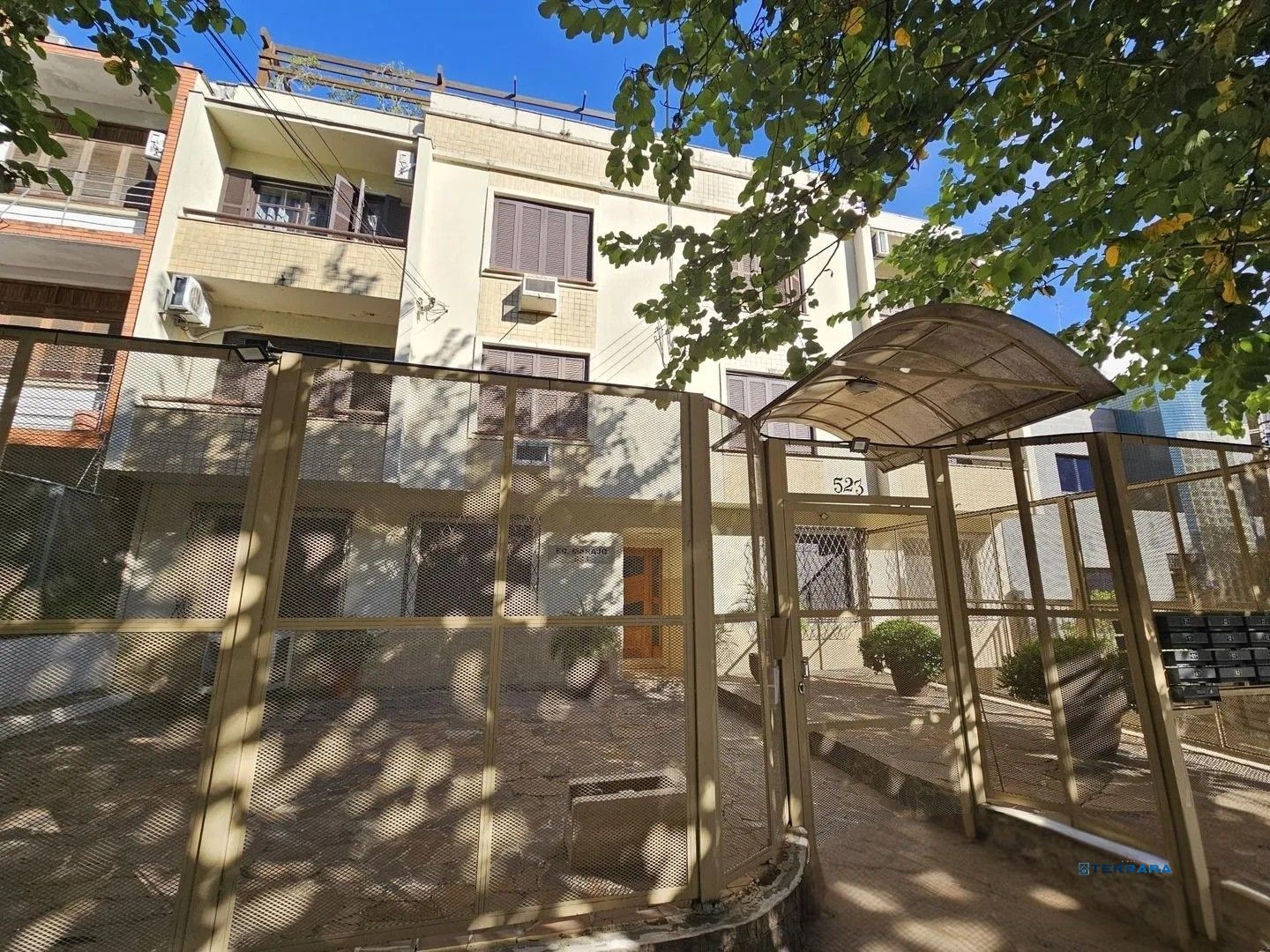 Apartamento de 02 quartos  semimobiliado no Bairro Petropólis