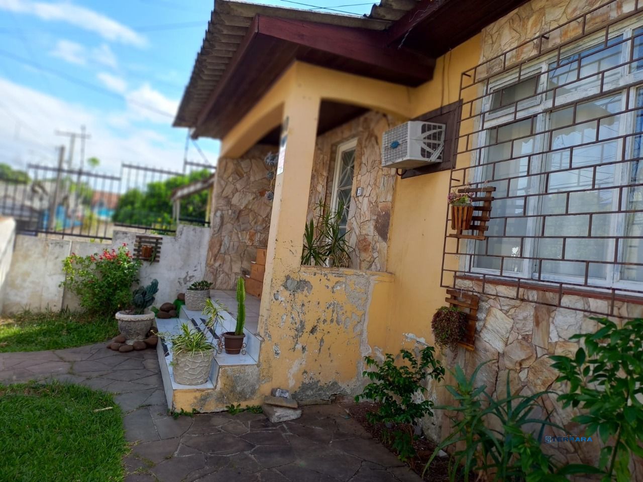 Duas casas no terreno com 2 vagas de garagem