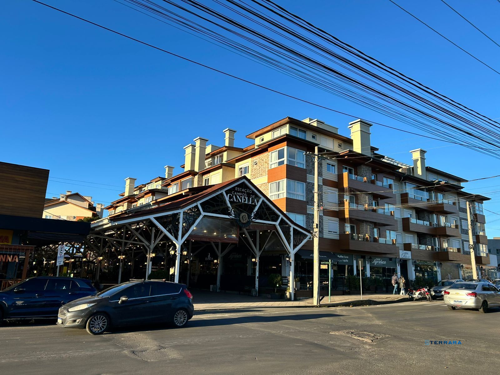 Lindo Apto mobiliado 2 dorm suíte box duplo na rua coberta no coração de Canela