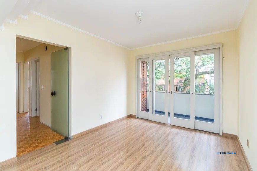 Amplo apartamento de 3 dormitórios com sacada e vaga coberta no Petrópolis