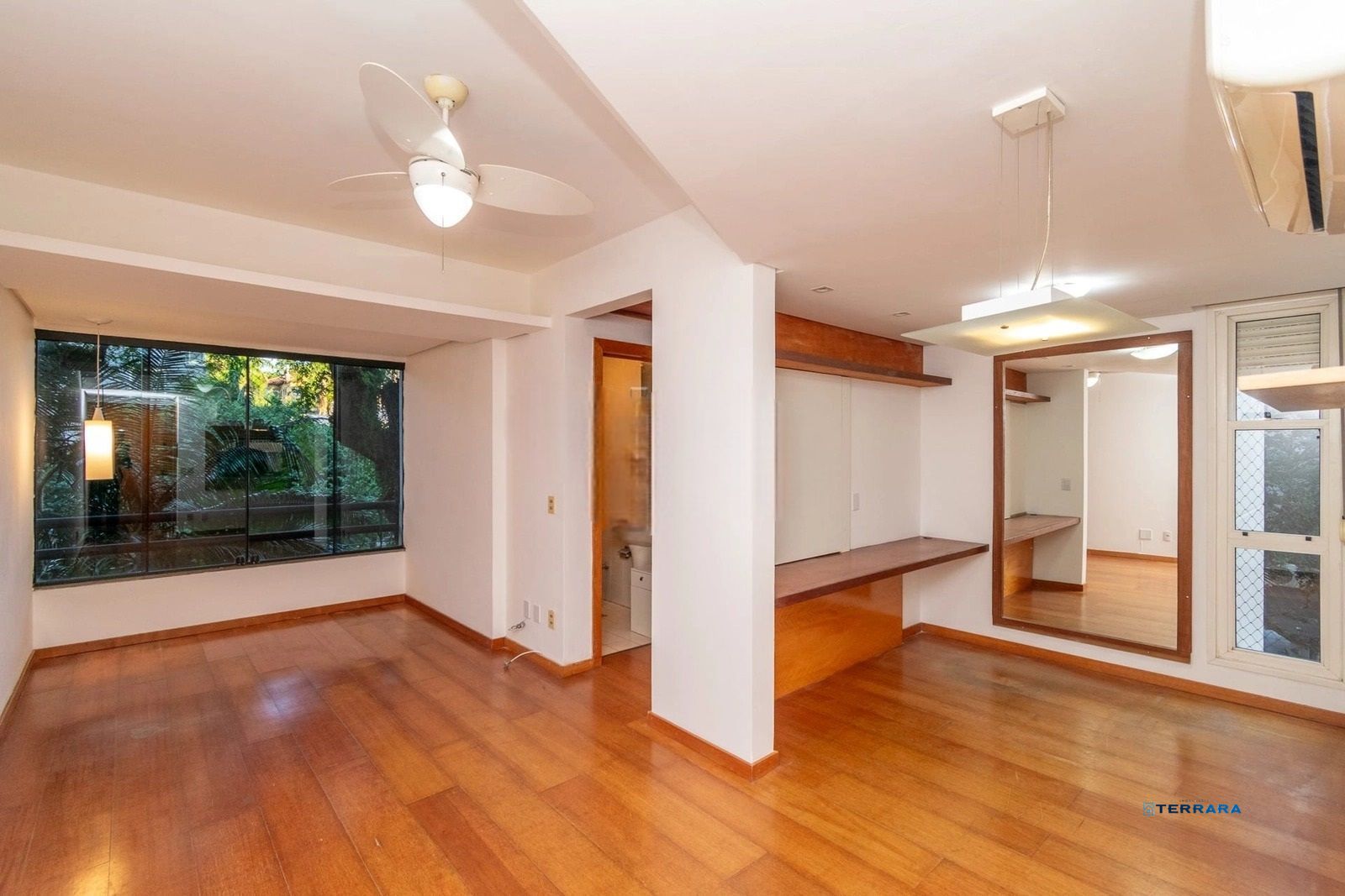 Apartamento Semimobiliado de 2 Dormitórios com Suíte no Boa Vista