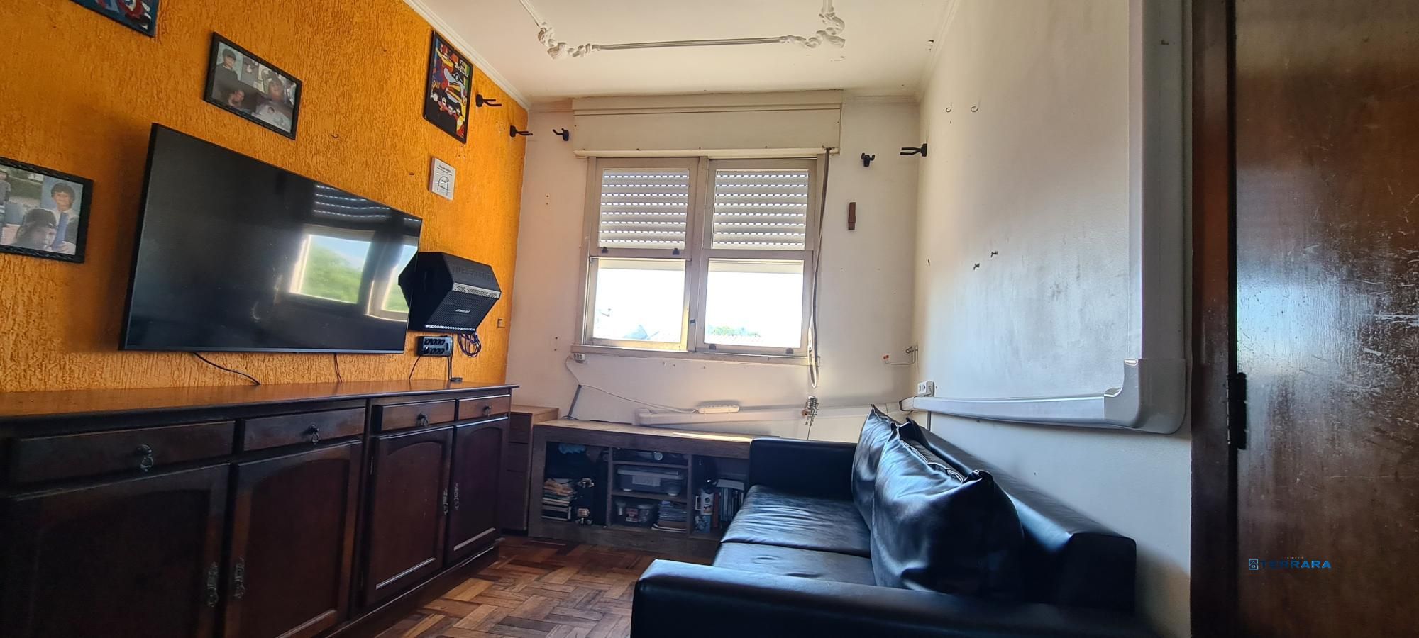 Apartamento de 2 dormitorios e vaga de garagem rotativa em Porto Alegre.