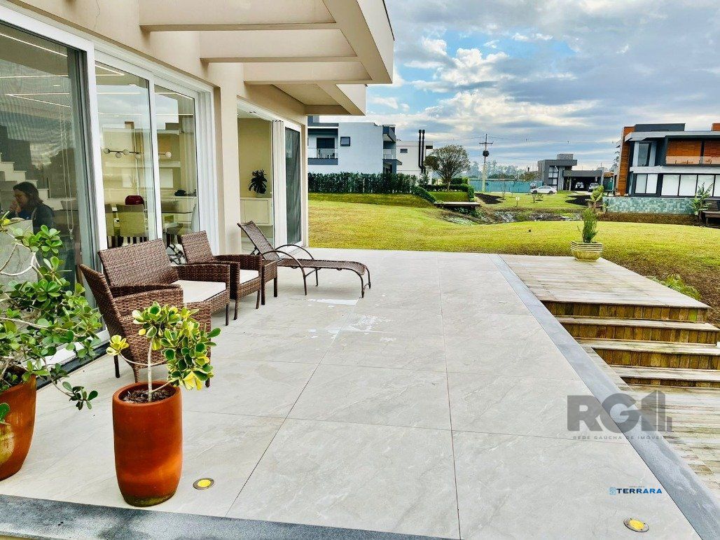Casa para Comprar com 3 Suítes em Lote Molhado no Península Ponta da Figueira