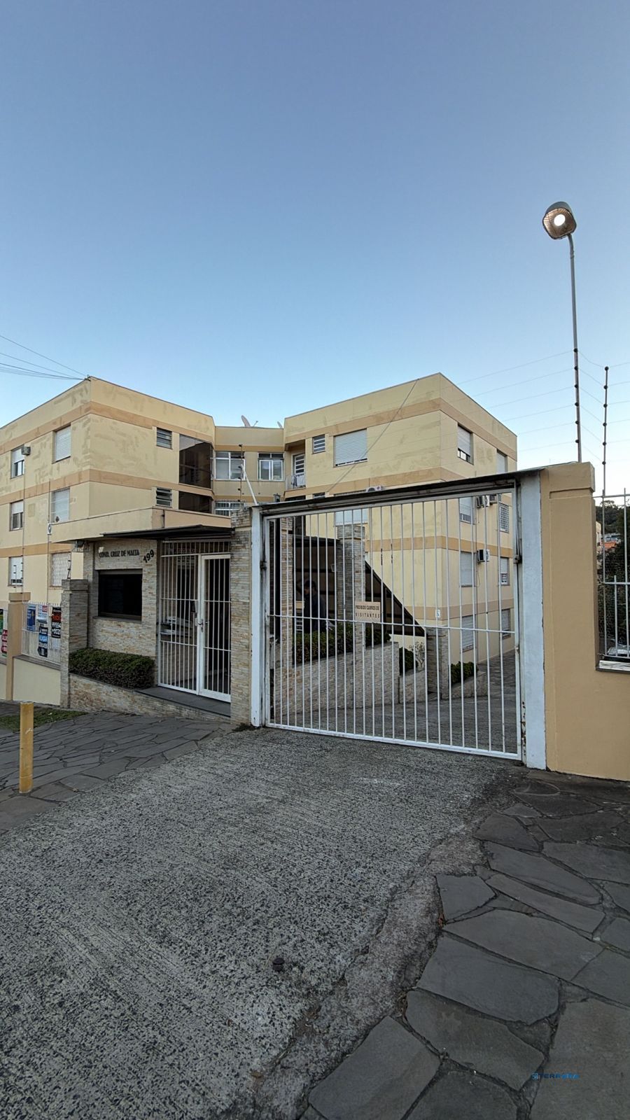 Apartamento de 1 dormitório, todo reformado e mobiliado, com vaga de garagem escriturada, localizado no bairro Santa Teresa.