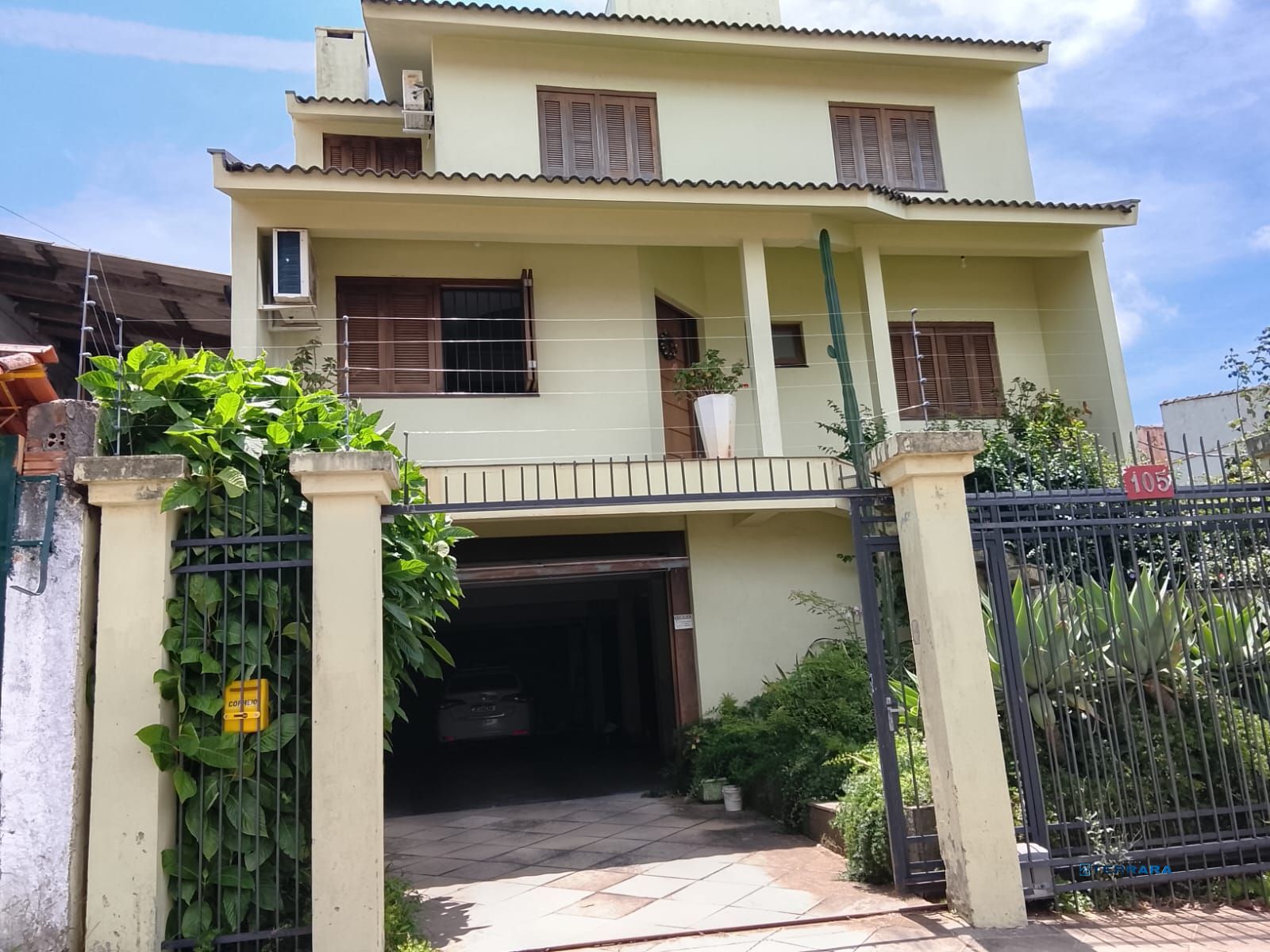 CASA / SOBRADO 5D e 10 vagas 3 Banheiros - Pátio enorme c/ Jacuzi e Pergolado - Living 3 ambientes - Sta Teresa