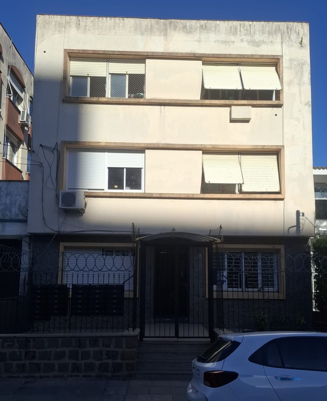 Amplo JK com pátio coberto e com taboão na Cidade Baixa - Porto Alegre