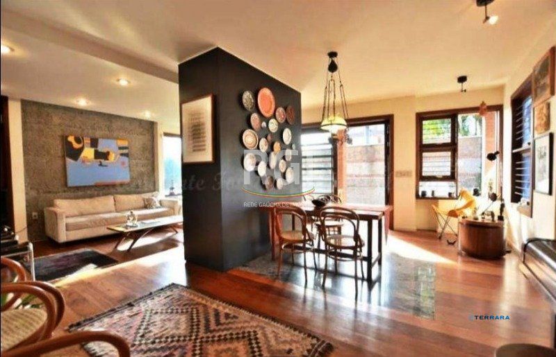 Casa para Venda - 276m², 3 dormitórios, sendo 1 suites, 5 vagas - Medianeira