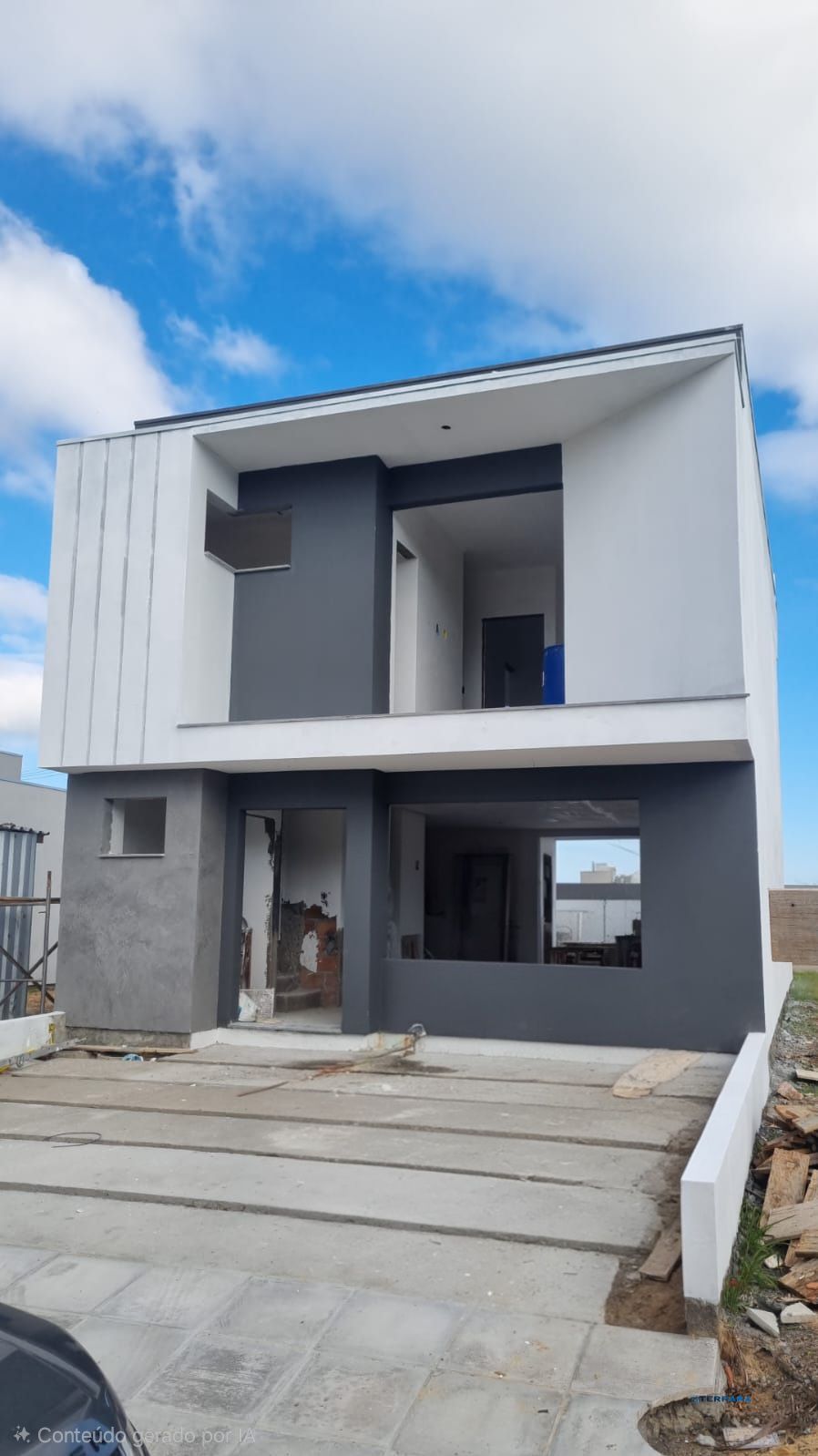 Sobrado novo 3 suítes patio amplo em condomínio com infraestrutura completa no bairro Hípica!