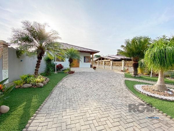 Casa em Porto Alegre, no bairro Belém Novo, com 3 dormitório(s), e 3 banheiros, à venda.