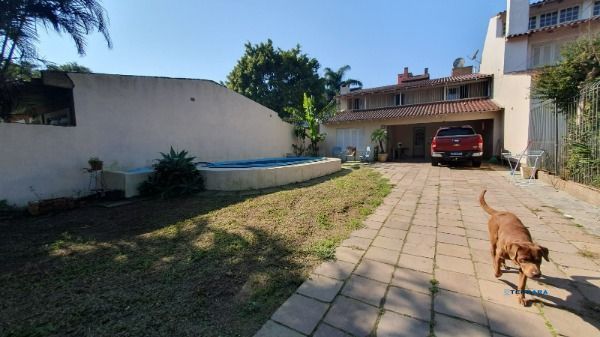 Casa em Porto Alegre, no bairro Espírito Santo, com 4 dormitório(s), e 4 banheiros, à venda.