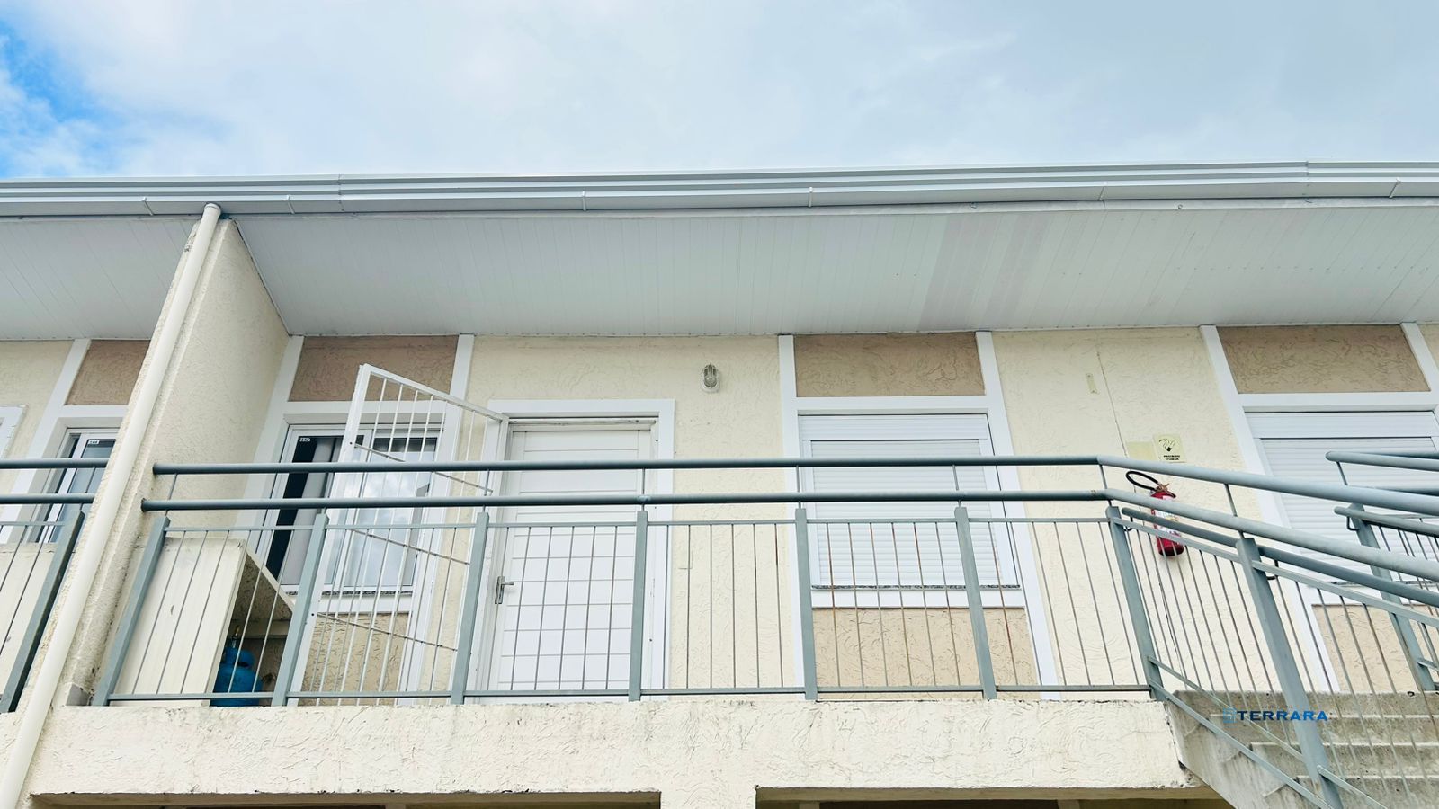 Apartamento 2 dormitórios com box e churrasqueira.