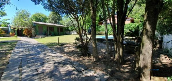 Casa em Porto Alegre, no bairro Ponta Grossa, com 3 dormitório(s), e 3 banheiros, à venda.