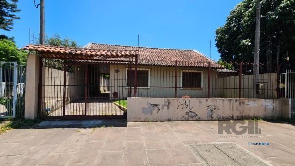 Casa térrea 3 dormitórios + escritório espaço gourmet e piscina terreno 11,00 x 40,00 bairro Camaquã !