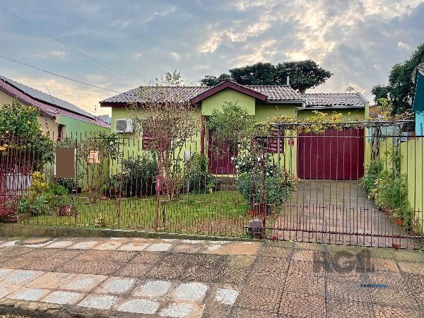 Casa em Porto Alegre, no bairro Ipanema, com 2 dormitório(s), e 2 banheiros, à venda.