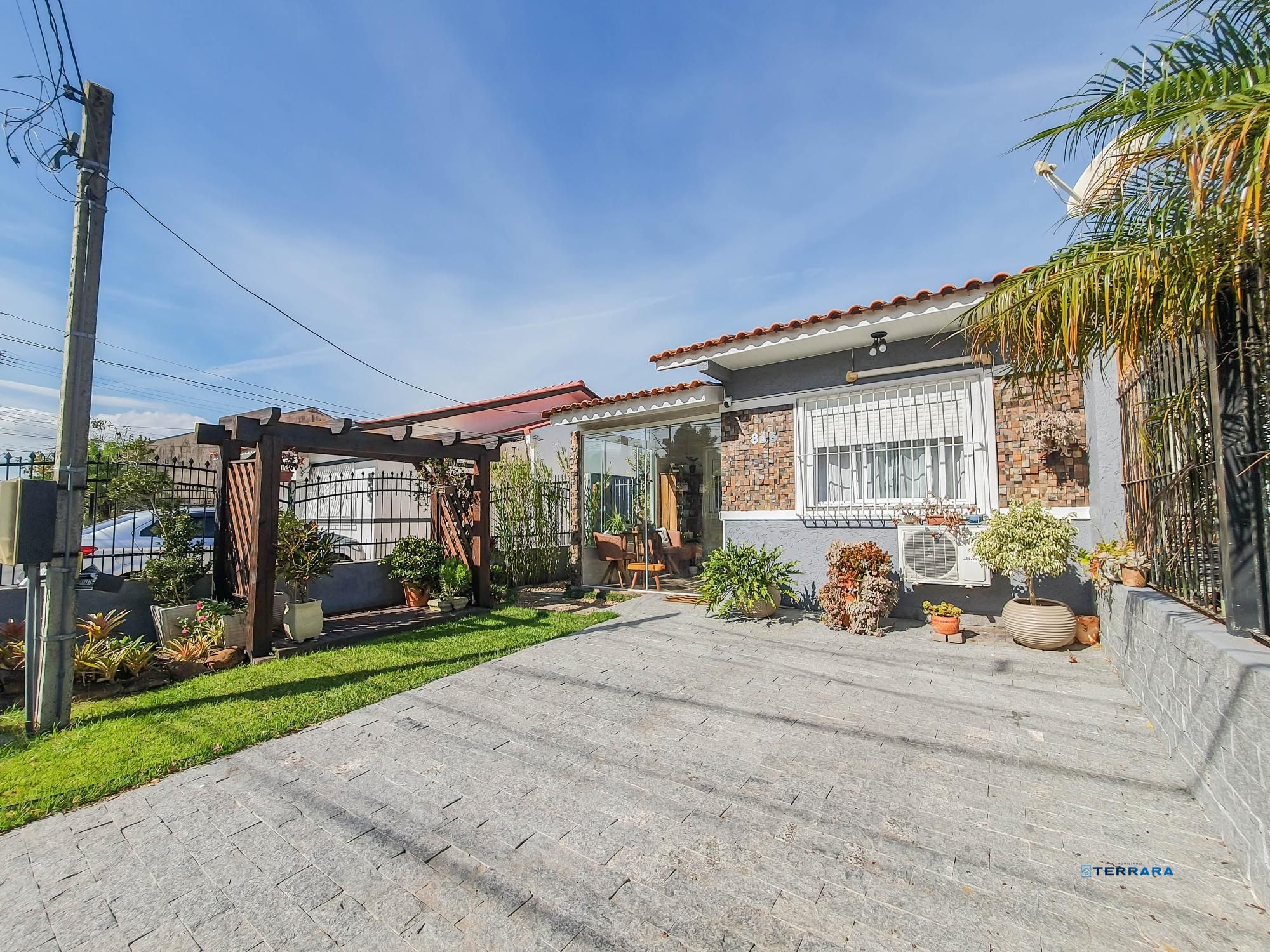 Casa térrea 3 dormitórios totalmente reformada área de churrasco coberta e entrada lateral !
