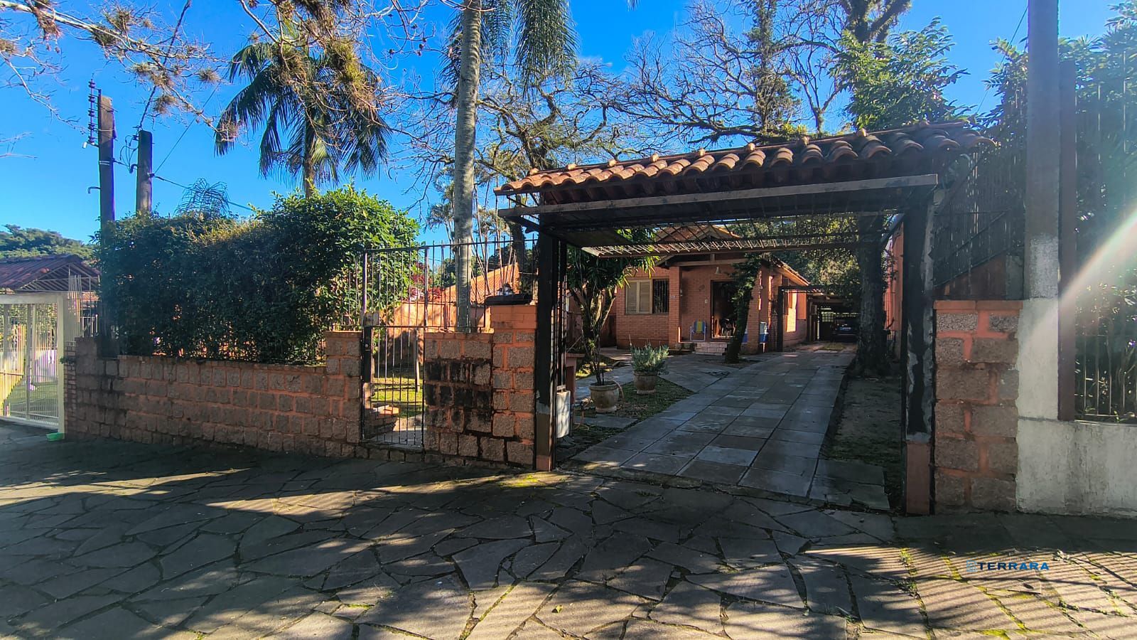 Casa a venda de 3 dormitórios no bairro Guarujá