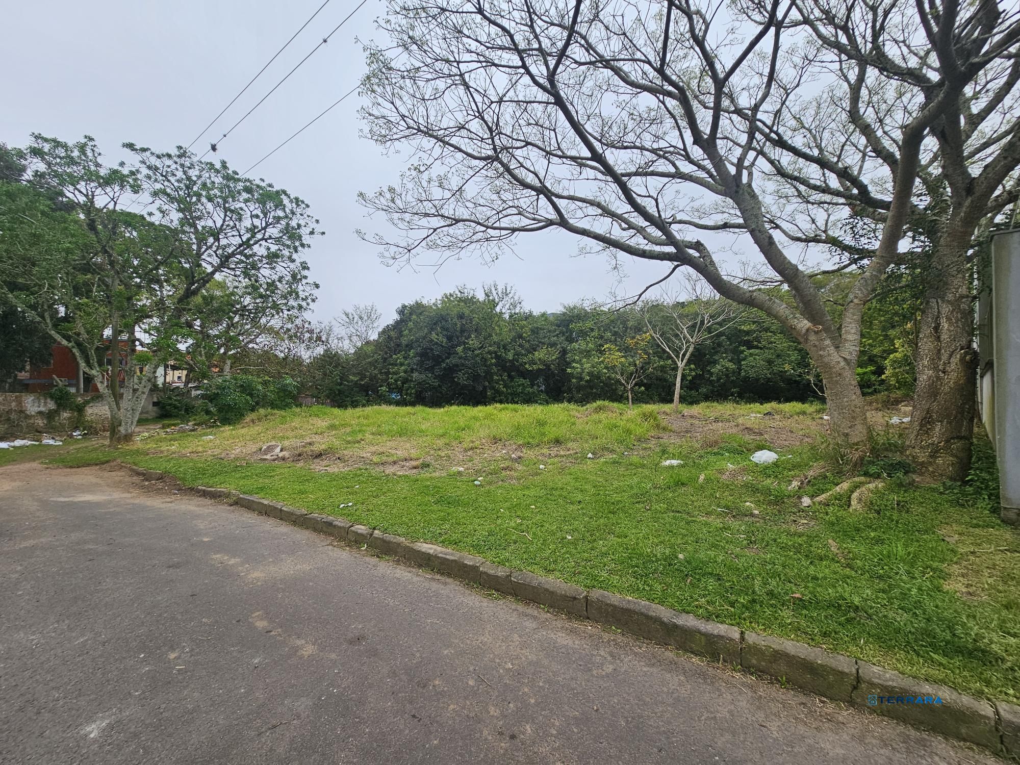 Terreno plano com 486,00m² a venda no Bairro Ipanema loteamento com excelente padrão construtivo, longe de alagamentos !